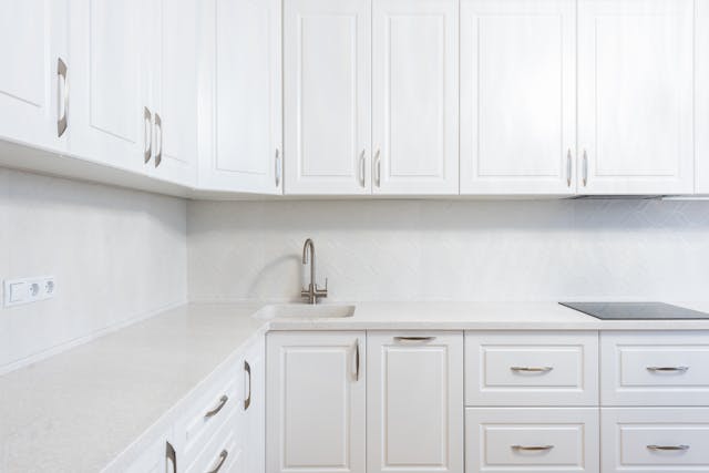 Kitchen backsplash with white cabinets